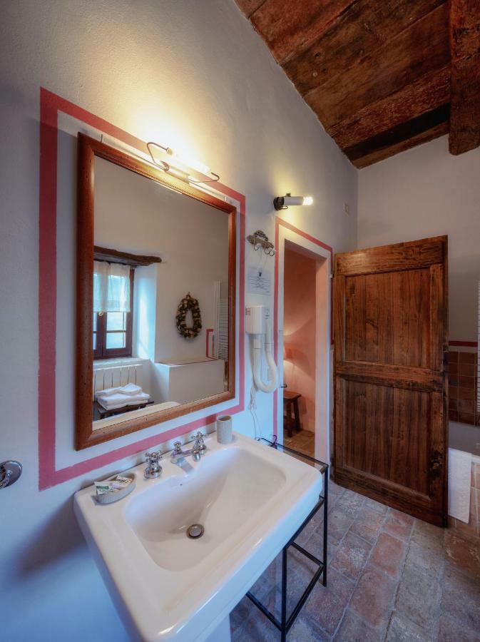 Castello Valenzino Aparthotel Pierantonio Exterior photo